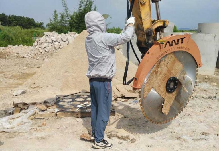 Efficient Concrete Pavement Cutting with Reinforcement using an Excavator Rock Saw