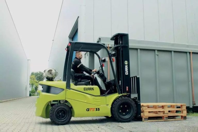 Electric vs Gasoline Forklifts: Which One is Better?