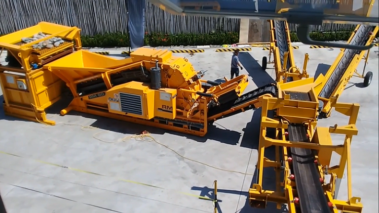 7 Things to Remember When Handling Heavy Equipment | Excavator Pallet Forks